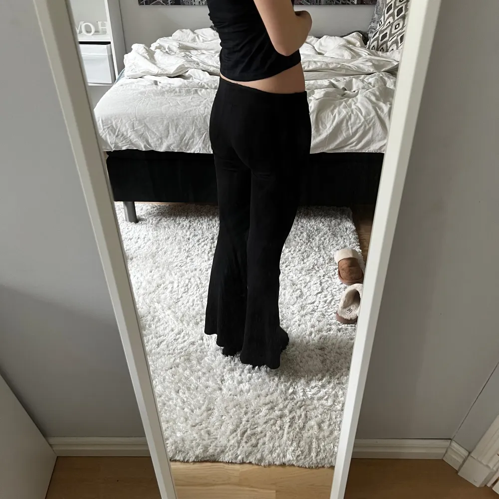 Säljer dessa supersöta svarta lågmidjade yogapants då det har blivit för korta för mig.🥰 Byxorna är i bra skick och har bara använts fåtal gånger❣️❣️pris går att diskuteras❤️‍🔥. Jeans & Byxor.