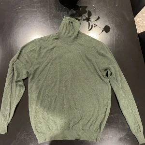 John Henric teöja - Säljer en helt oanvänd tröja som är i storlek xl och väldigt unik färg som är väldigt fin. Priset går att diskuteras 