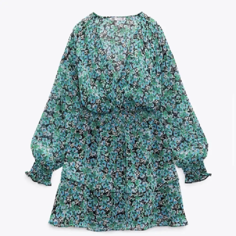 Säljer denna slutsålda klänningen från zara, köpt förra sommaren men inte kommit till användning, använd vid ett tillfälle (lånade bilder). Klänningar.
