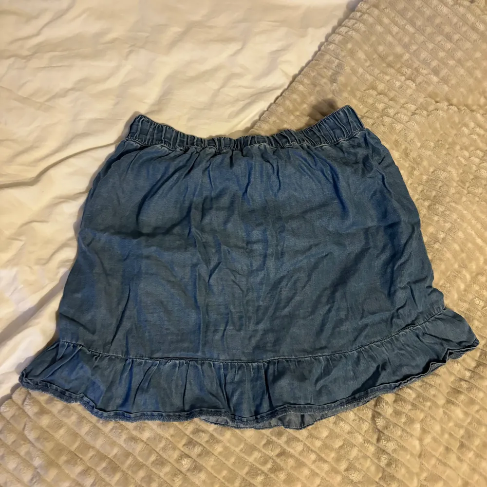 Gullig sommar kjol från hampton republic. Storleken är 146/152 men skulle säga att den sitter som xxs/xs. Kjolen är inte använd många gånger och den har inga skador.. Kjolar.
