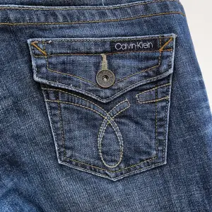 Supersnygga jeans från Calvin Klein i storlek W26/2