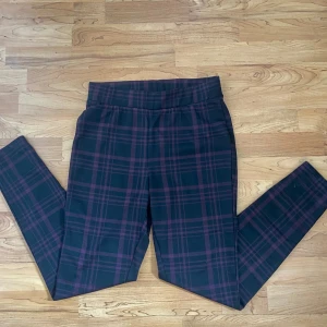 Rutiga tights - Svarta och lila rutiga tights. Aldrig använda. Köpta från cellbes. 