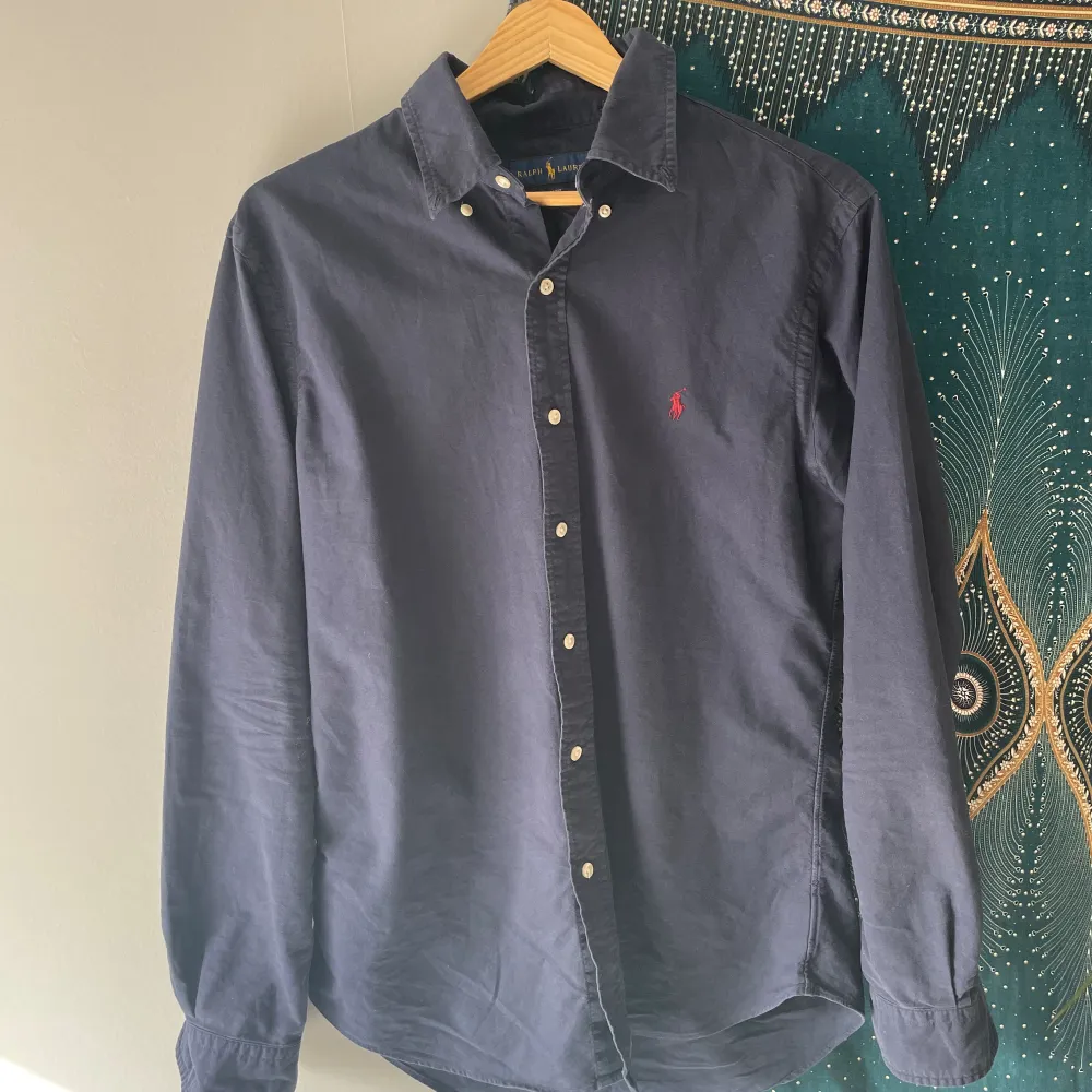 Säljer min fina Ralph Lauren skjorta för att den aldrig kommer till användning. Den är kvar i ett väldigt bra skick och kommer passa perfekt till sommaren!. Skjortor.