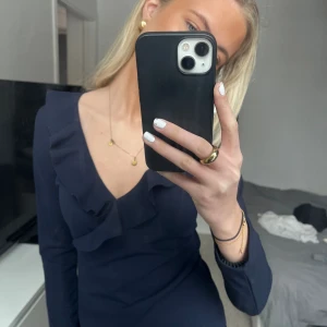 Volang tröja - marinblåa tröjan med volanger 💙