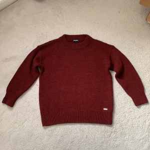 Dsquared2 tröja - En riktigt snygg dsquared2 tröja i vinröd riktigt snygg färg passar till det mesta och är perfekt nu till våren, skick 10/10 alldrig andvänd eftersom att den är för stor, den är märkt 12y men upplever den som overzised xs-s. Skriv om du har nån fråga
