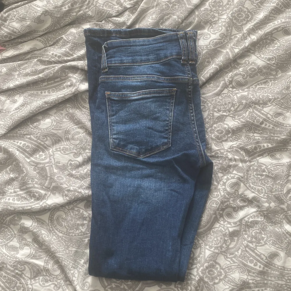 Säljer nu dessa fina jeans med en fin detalj längst med benet, då dom inte passar mig 💕. Jeans & Byxor.