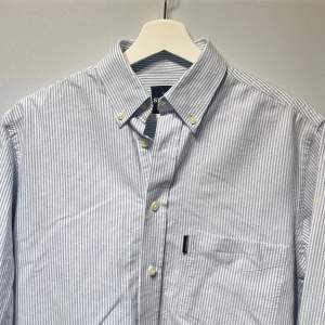 Blå vit randig skjorta från märket Sebago i storlek small/medium. Riktigt fint skick utan några defekter.  Svarar gärna på frågor Kolla min profil för liknande skjortor🤙🏻