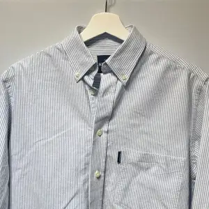 Blå vit randig skjorta från märket Sebago i storlek small/medium. Riktigt fint skick utan några defekter.  Svarar gärna på frågor Kolla min profil för liknande skjortor🤙🏻