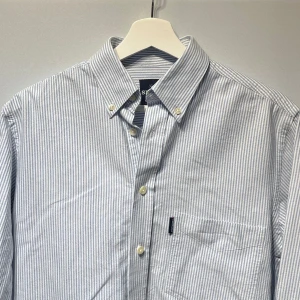  Randig skjorta Sebago - Blå vit randig skjorta från märket Sebago i storlek small/medium. Riktigt fint skick utan några defekter.  Svarar gärna på frågor Kolla min profil för liknande skjortor🤙🏻