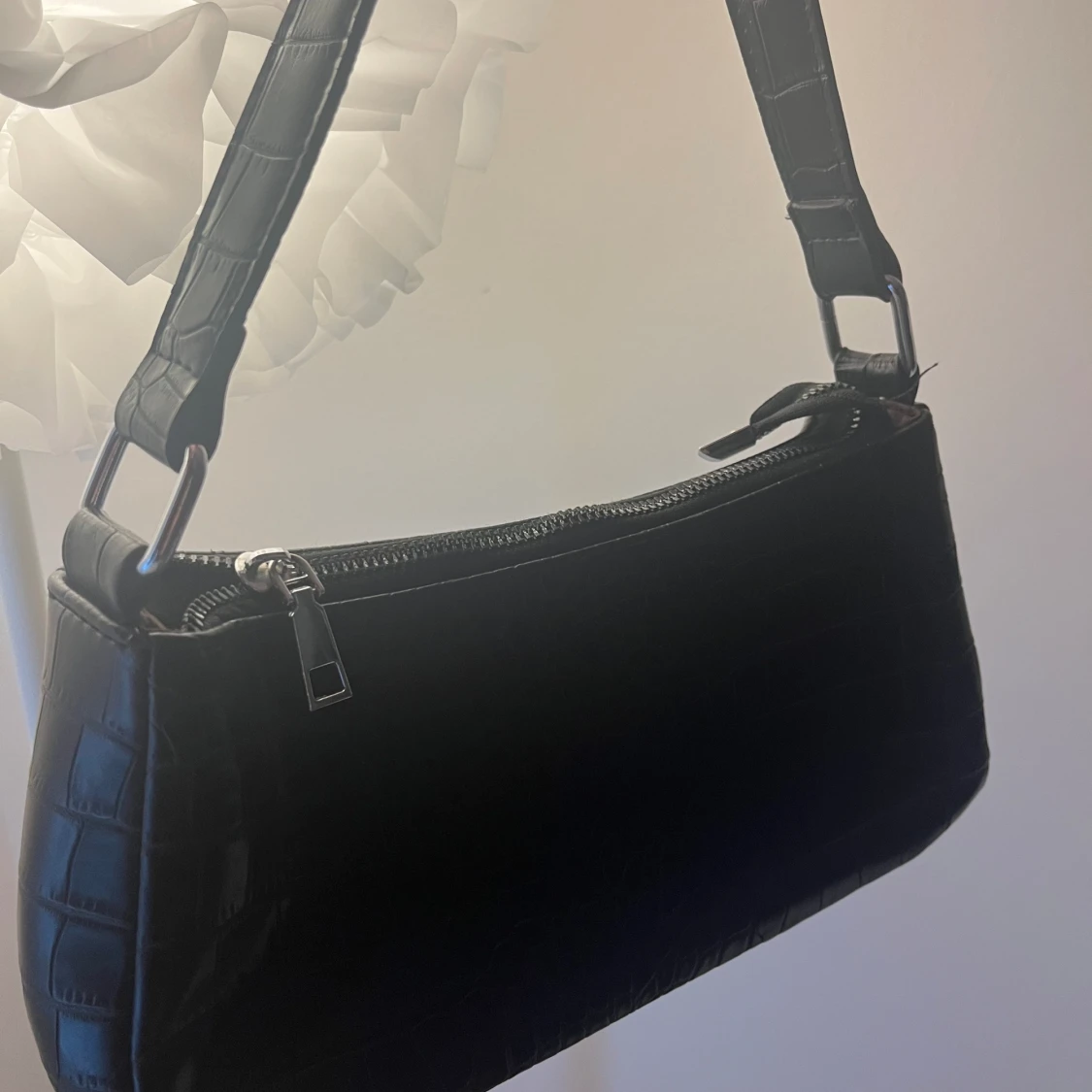 Svart axelväska med krokodil mönster - 90