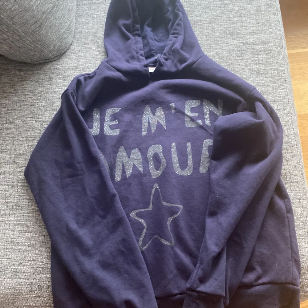 Säljer denna blå Gina hoodien, säljer för att den inte kommer till användning, knappt använd🥰. Hoodies.