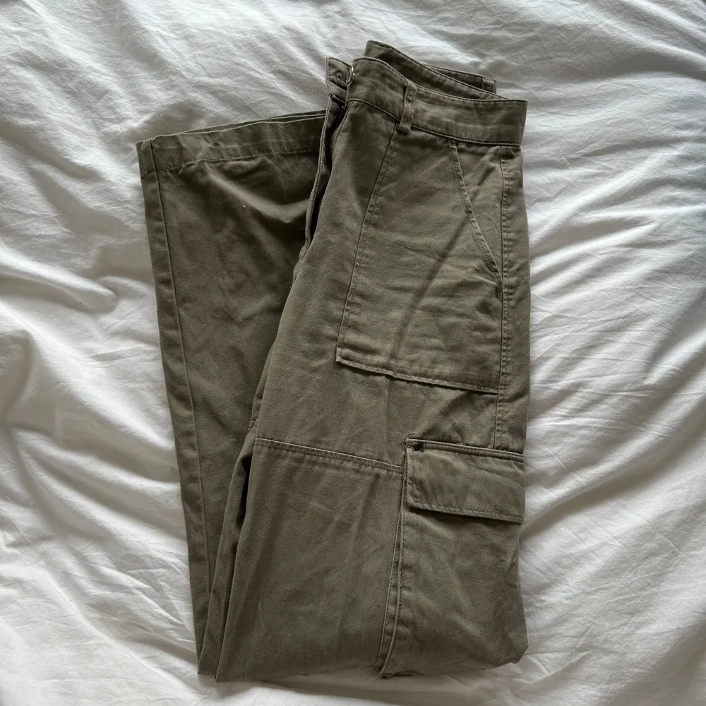 Gröna cargo byxor från zara, storlek 34💚. Jeans & Byxor.