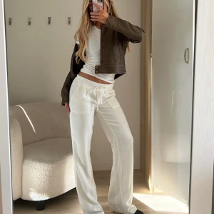 Lågmidjade linnebyxor  - Vita lågmidjade linnebyxor, helt nya med prislapp. Långa och inte genomskinliga är dom. ❤️❤️  Modellen på bild 1 är 163cm  Mina bilder (2 och 3), är 163cm Innerbenslängden är 81cm