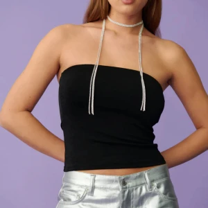 Tubtopp - Skön och fin tubtopp från Gina Tricot. Lite lite glitter som knappt syns i materialet. Säljer då jag har två likadana. Använd 1 gång💗(bild från hemsidan)