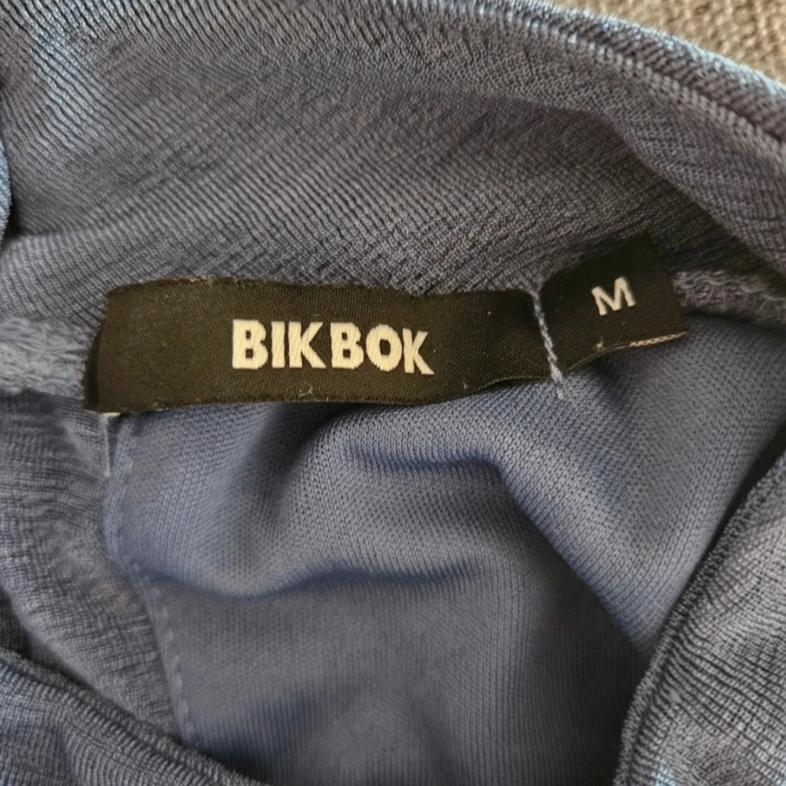 Kortärmad blus med öppen rygg  - 92