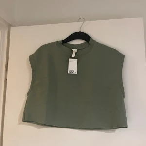 Linne  - Två typer va linnen som är helt oanvända. Lapparna är kvar i 🤩 Fina och enkla att ha över jeans på en solig sommar dag. 20kr styck  