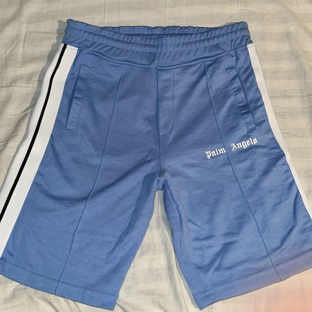 Säljer dessa fina och somriga shortsen till den som vill sticka ut lite mängden under sommaren! A- kvalite!. Shorts.