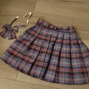 Jättesöt kjol, inte säker men tror att den är från kawaii store i Stockholm. Köptes för typ 300. Den har tyvärr aldrig kommit till användning, kan gå ner i pris vid snabb affär!🥰🎀