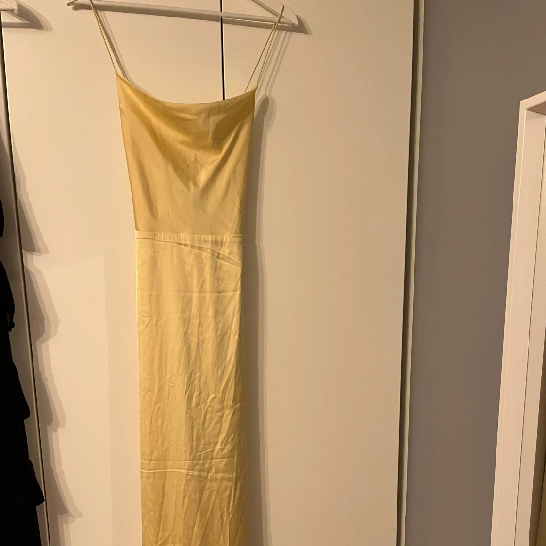 Gul balklänning i satin  - 90