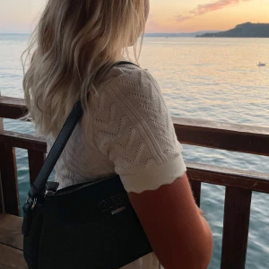 Stickad tshirt - Säljer min stickade tshirt från Zara. Storlek S. Använd ett fåtal gånger. Säljer för 300kr.