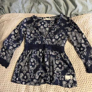 Blus - En jättehärlig mörkblå blus med vita detaljer på frpn odd Molly!  Köpt för några årsedan men är så gott som ny!