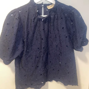 Blus/Topp - Super fin tröja! Säljes då den inte kommer till användning. Pris kan diskuteras. (Ny pris 499kr)
