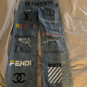 Målade jeans storlek 25 - Målade utsvängda jeans i storlek 25, jeansen klarar av tvätt utan problem. Jeansen är från bikbok