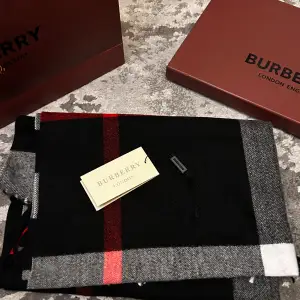 Burberry scarf i svart/grå färg. 699kr Box och påse medföljer.  Har ni några frågor så skriv bara och pris kan självklart diskuteras.