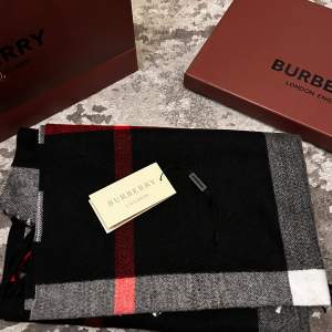 Burberry scarf i svart/grå färg. 699kr Box och påse medföljer.  Har ni några frågor så skriv bara och pris kan självklart diskuteras.