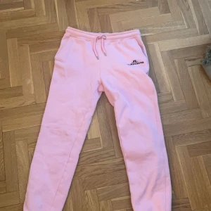 J.lindberg byxor - Supersnygga mjukisbyxor från j.lindberg säljer för är lite för korta på mig. Nypris 1000