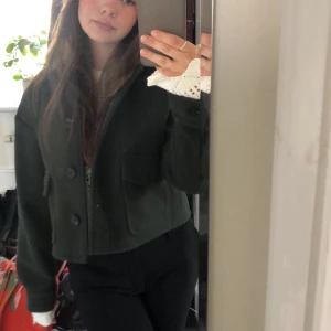 Grön kappa - Kort kappa från zara men köpte på Plick förra året. Storlek xs. Färgen syns bäst i första bilden. Det är bara att fråga om du vill ha fler bilder eller undrar något annat🫶🏼