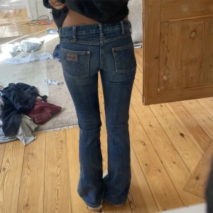 Lågmidjade jeans💗 - Väldigt fina lågmidjade jeans som jag köpt från plick men tyvärr inte passade mig. Bilderna är lånade, hör av er vid frågor💗💗