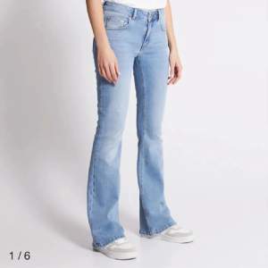 Snygga jeans från lager 157 i modellen low boot, dom är i full length