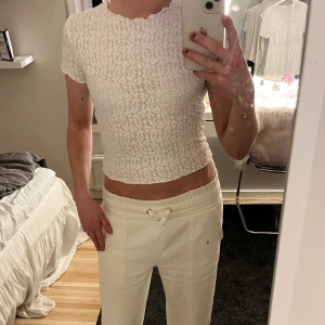 Vit spetstopp - Hej fina!  Säljer denna jättefina vita spets toppen från ginatricot. Väldigt sparsamt använd, iprincip inga tecken på användning. Jättefin nu till sommaren och passar perfekt till lågmidajde byxor! 😍Storlek XS men passar en S också (jag är en S)