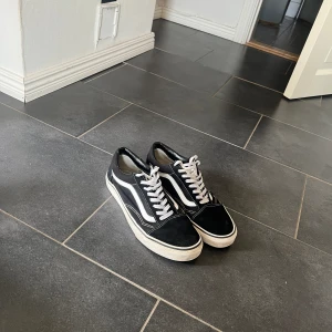 Svarta Vans - Svarta Vans storlek 44 Använda men bra skick