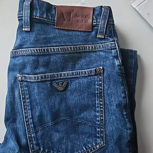 Armani Jeans (J10) i storlek 31, skulle chansa på S eller XS😊 Jättefint skick, ser nya ut! Nypris ca 1000 kr