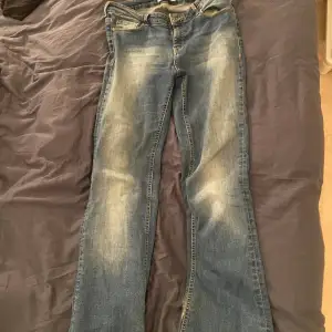 Jättesnygga blå Mid/Low waist jeans från Lindex. Säljer då de är lite stora i midjan och kommer inte till användning. Har en liten defekt nere vid ena benets slut, Kontakta vid frågor Innerbenslängden-78 cm Midjemått (rakt över )-39cm 