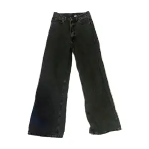 Jättesnygga highwaist jeans från H&M! Använda flitigt och slitna längst ner, därför säljs dem billigt! Jag är 160 cm! 💘