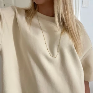 Overzised t-shirt från zara - Så himla snygg t-shirt från Zara i galet bra material! Endast använd en gång och inga defekter🫶🏻