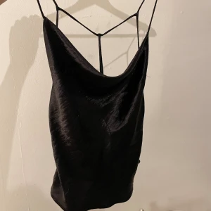 fest topp - Super söt fest topp från gina i mörkbrun färg. Immitation av satin tyg men känns super skön på huden. Hör av er om ni har fler frågor eller funderingar💞💞