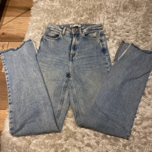Zara byxor - Ljusblåa byxor med slits från zara. Storlek 32, passar mig som brukar vara mellan 34/36. OBS finns ett hål på baksidan som är ca 2-3 cm brett o 1 cm högt. Går säkert o fixa ihop om man ger det lite energi