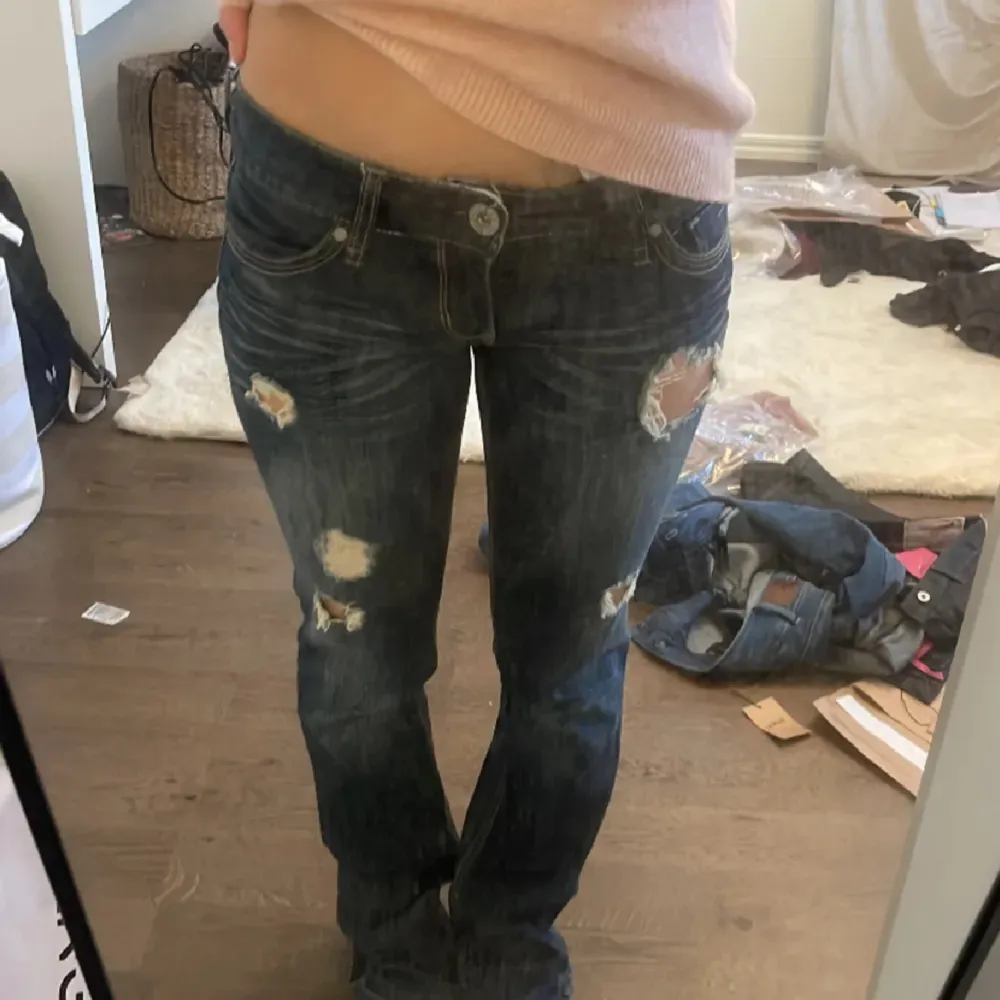 Jättefina lågmidjade jeans från gusse. Jättebekväma och bra kvalitet. Jag är 163 och dem passade mig jättebra i längden men var tyvärr lite för små i midjan på mig (bilderna är från förra ägaren) !kan gå ner i pris! . Jeans & Byxor.