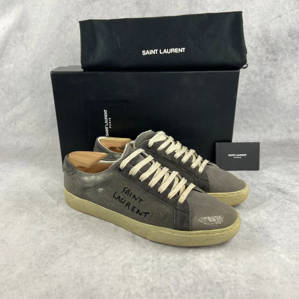 VI TAR EJ BYTEN! Saint Laurent sneaker | Skick: 9/10 | Storlek: 40,5 (passar större) | Nypris: 7799 | Pris: 3799 | Fraktar via postnord på köparens bekostnad | Hör av dig vid minsta fråga eller fundering📩. Skor.