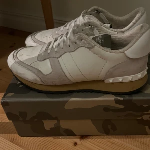 Valentino Rockrunners - Valentino Rockrunners till ett bra pris. Använda 1 gång under event därav lite smutsiga (går att tvätta bort). Box medföljer.  Storlek 44.