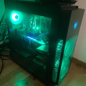 GAMINGDATOR FÖR DEN SOM VILL HA TOPPRESTANDA (SÄLJER ÄVEN TILLBEHÖR IHOP OCH SEPARAT) NYÅRIS 27000KR - Säljer nu min high-end gamingdator samt tillbehören som finns på bilderna.   Specs på denna dator är: Nvidia Geforce 3080RYX 8gb Intel Core i7 12th gen 32gb ddr5 ram. 1tb ssd disk.  Ytterliggare specs går att fråga efter (även skärmar och så vidare)