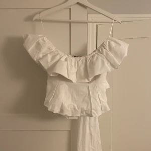 Zara topp - äljer denna skit snygga tubtoppen från Zara! Den är aldrig använd och har lappen kvar då den tyvärr inte passar. Storlek M men skulle säga att den passar S! Den är helt slutsåld på hemsidan och nypris är 559! Hör gärna av dig vid frågor!💓