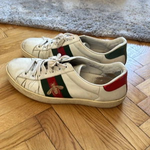 Gucci sneakers - Använt skick och satt på nya skosnören för de gamla gick sönder men kanske går att putsa upp, Skolåda finns, köpa i Monaco-butiken