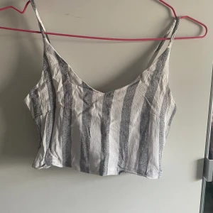 Linne  - Grått linne. Oklart var den är från. Katt finns i hemmet. 