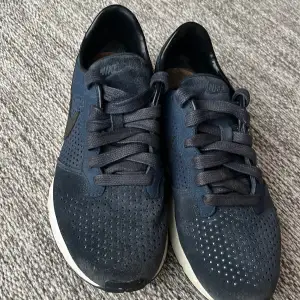 Nike sneakers i blå mocka med svart nikelogga. 