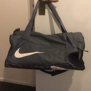 Träningsväska från Nike, standard storlek✨ grå❣️